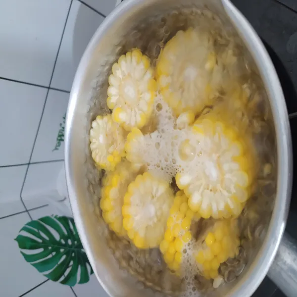 Cuci dan potong jagung, kemudian masak hingga jagung empuk lalu angkat dan sisihkan.