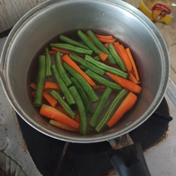 Rebus wortel dan buncis.