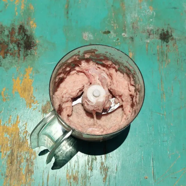 Haluskan daging ayam dengan chopper.