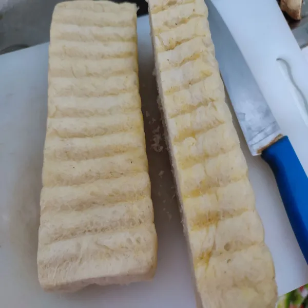 Potong 2 roti tawar, kemudian sisihkan.