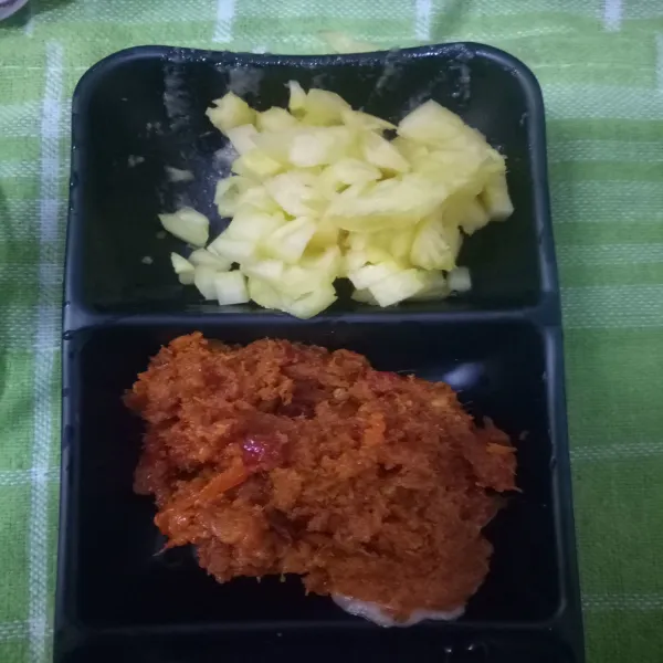 Potong kecil-kecil nanas.