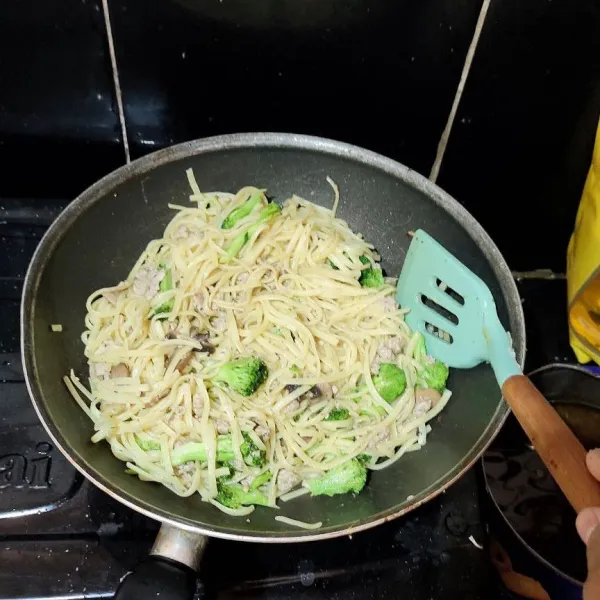 Tambahkan spaghetti, aduk rata dan beri garam gula merica, oregano, keju parmesan. Aduk hingga rata. Sajikan dengan taburan parsley dan bubuk paprika.
