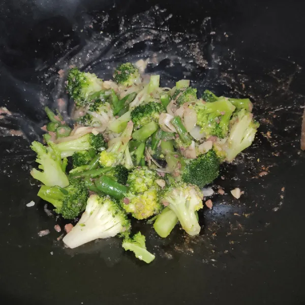 Masukan brokoli, aduk aduk sampai bumbu kuah tercampur, lalu sajikan.