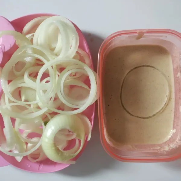 Masukkan potongan bawang bombay ke dalam adonan basah.