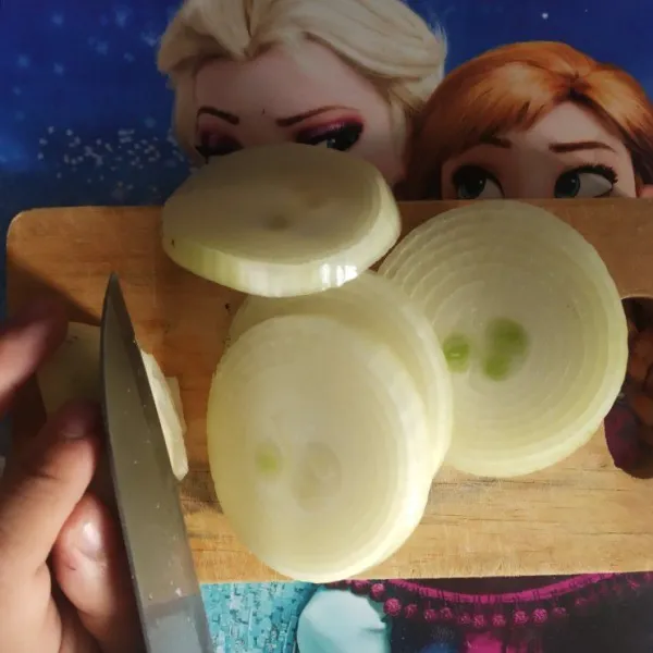 Potong bawang bombay berukuran satu cm