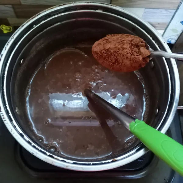 Sambil menunggu puding berkulit, masukkan coklat bubuk ke dalam sisa adonan puding.
