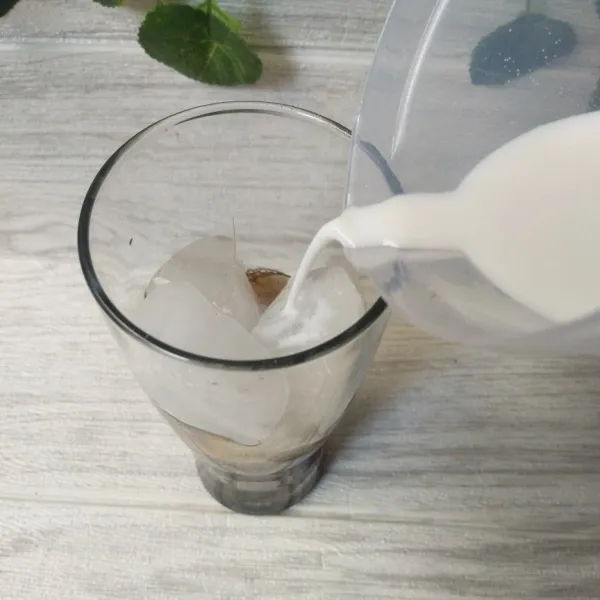 Masukkan es batu dan fibercreme ke dalam gelas kopi.