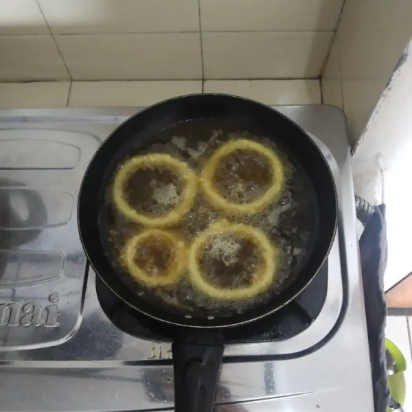 Goreng bawang bombay kedalam minyak panas masak sampai berwarna kuning keemasan