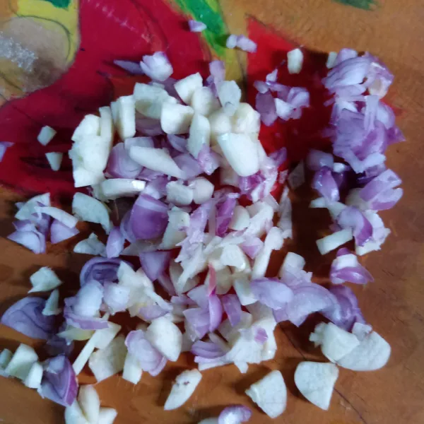 Cacah bawang merah dan bawang putih.