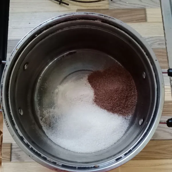 Masukkan agar-agar, gula pasir dan kopi instan ke dalam panci.