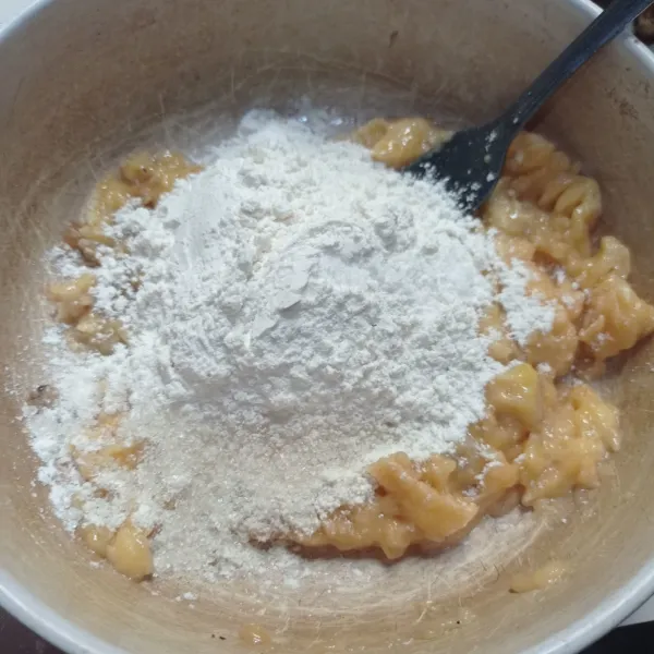 Kemudian masukan tepung tepung terigu, gula pasir, garam dan vanili bubuk ke dalam wadah berisi pisang