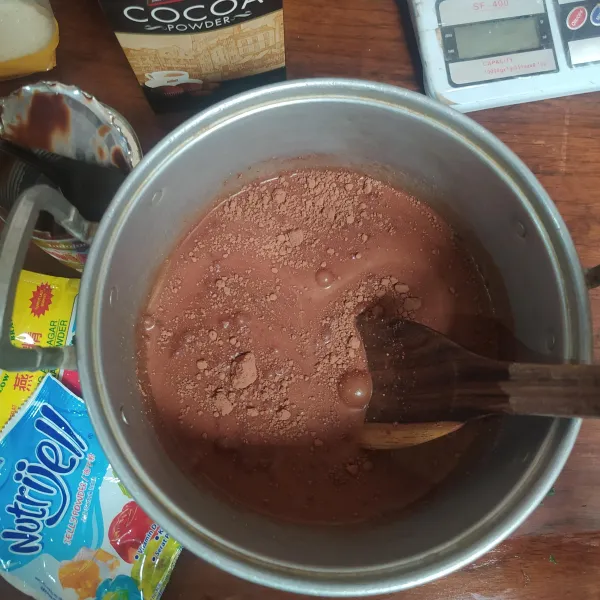 Campur nutrigel, agar-agar, coklat bubuk, garam dan gula pasir. Lalu masukkan krimer kental manis yang sudah dilarutkan dengan air. Aduk rata.