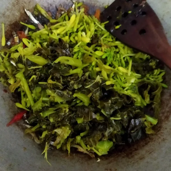 Selanjutnya masukkan bunga dan daun pepaya lalu aduk dan masak sampai semua bahan menyatu