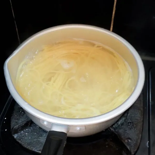 Rebus spaghetti hingga matang angkat dan tiriskan.