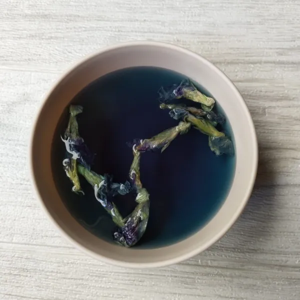 Seduh bunga telang dengan air panas, biarkan hingga berubah warna.