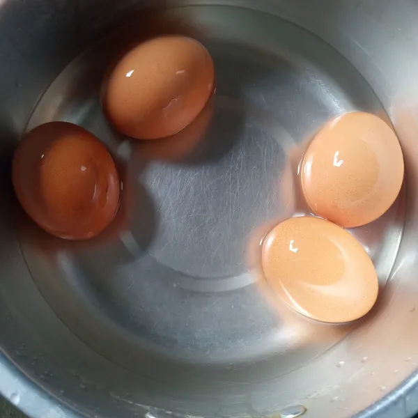 Siapkan air dipanci kira-kira setinggi 1 cm. Masukkan telur yang sudah dicuci. Tutup panci nyalakan api besar. Masak selama 2 menit, setelah 2 menit matikan api, biarkan tetap dalam panci tertutup selama 4-5 menit.