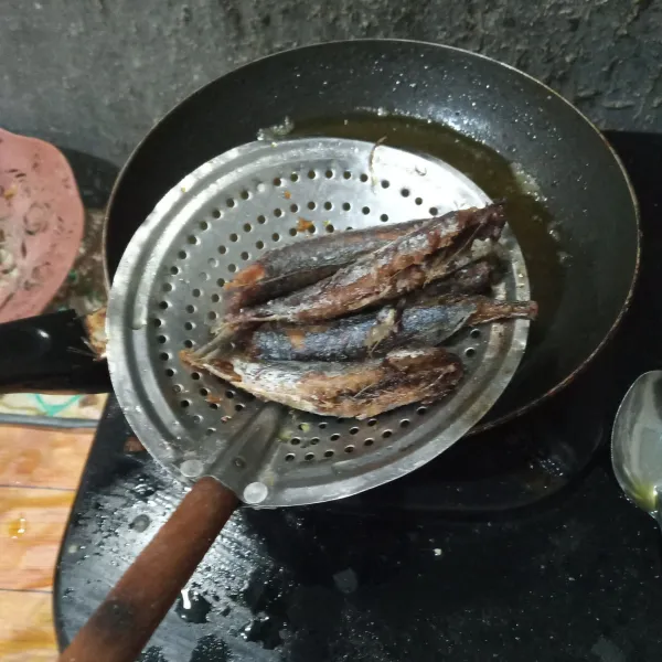 Goreng pindang dalam minyak panas hingga setengah matang. Angkat dan tiriskan.