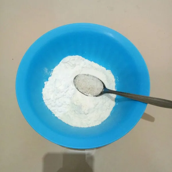 Masukkan tepung terigu, tepung tapioka, tepung beras, gula pasir dan garam ke dalam mangkok. Aduk rata.
