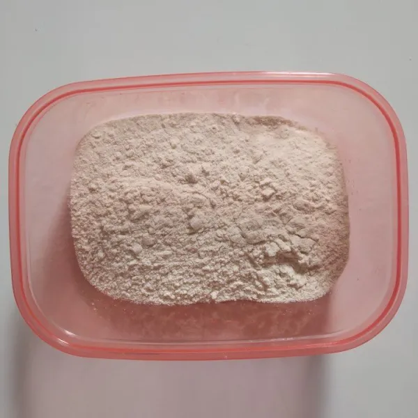 Masukkan tepung terigu, tepung maizena, garam, mericavdan tambahkan air soda lalu aduk.