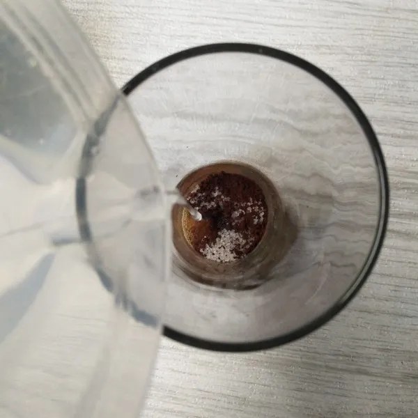Seduh kopi dan gula menggunakan air panas, lalu sisihkan dan biarkan hingga dingin.