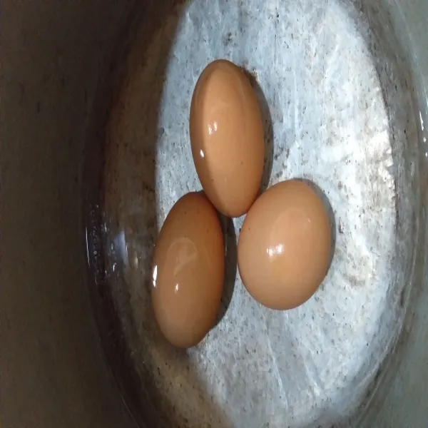 Cuci bersih telur kemudian rebus dengan api sedang hingga telur matang