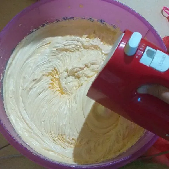 Mixer gula halus dan mentega hingga lembut dan warna cenderung putih.