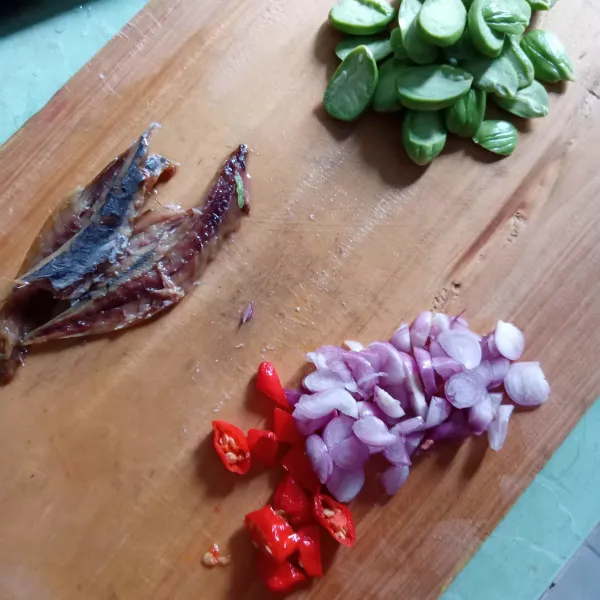 Siapkan ikan asin, petai kupas, irisan cabai dan bawang merah.