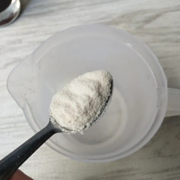 Kemudian campurkan fibercreme dan air, aduk rata.