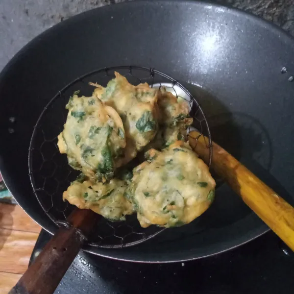 Goreng hingga kuning kecoklatan. Angkat dan tiriskan.