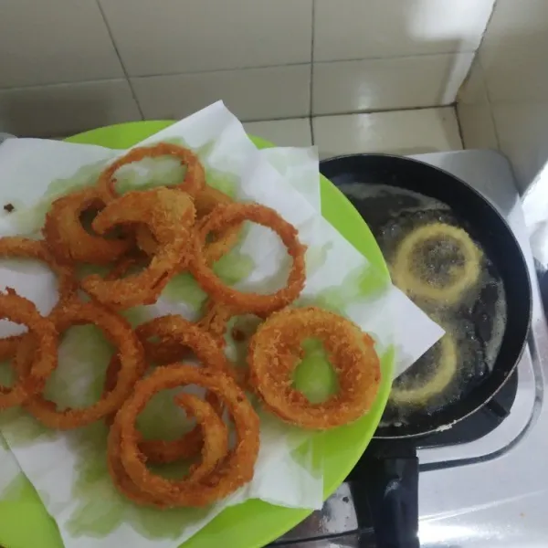 Angkat dan tiriskan dari minyak lalu sajikan