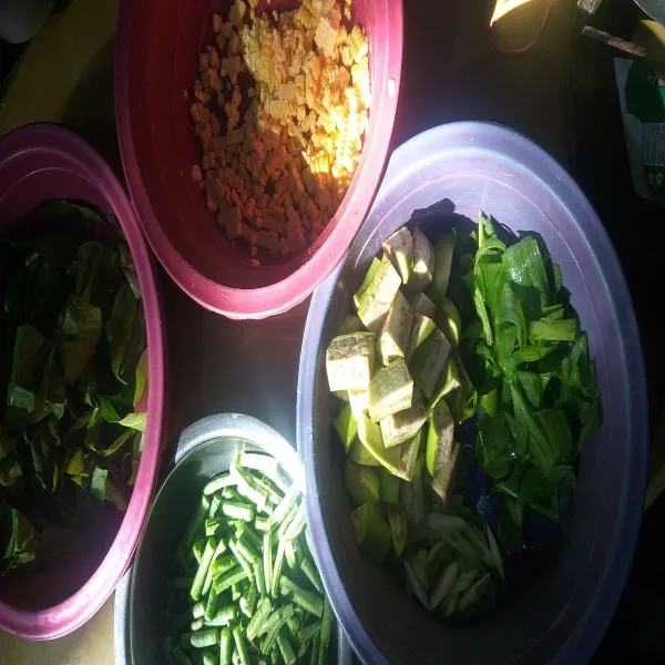 Cuci bersih sayuran lalu potong-potong