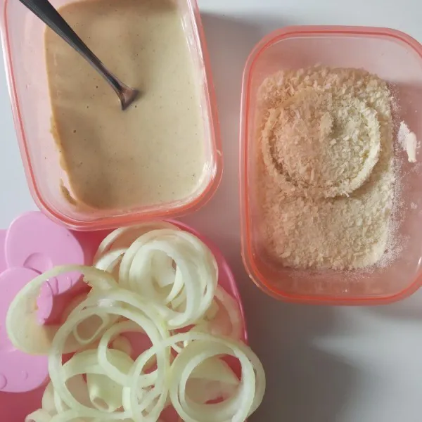 Kemudian masukkan ke dalam tepung roti, lakukan sampai semua bahan habis.