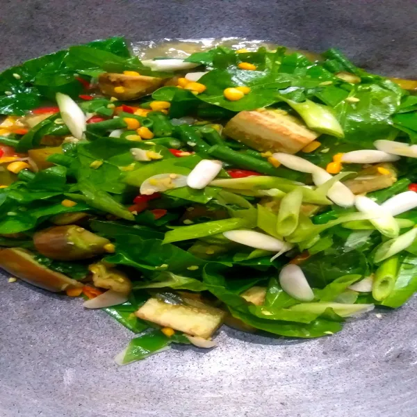 Setelah sayuran matang, masukkan bumbu pelengkap dan kemangi. Aduk rata dan koreksi rasa