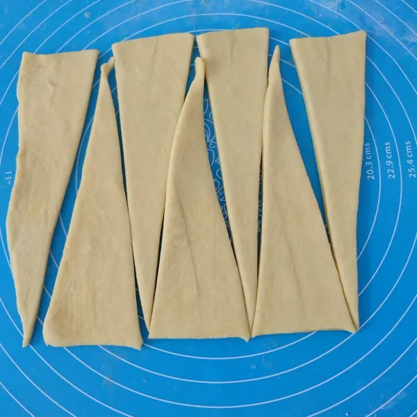 Gilas tipis salah satu adonan, bentuk kotak, kemudian potong segitiga sama sisi (ukuran sesuai selera).