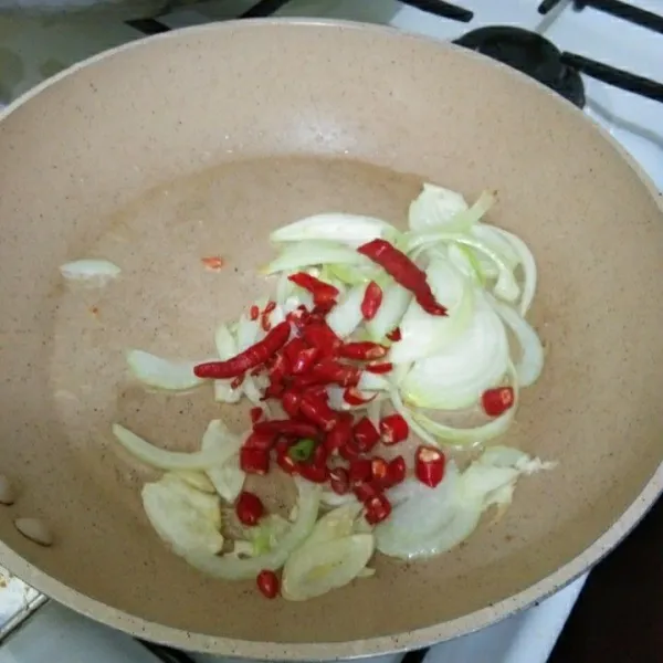 Tumis irisan bawang putih dan bawang bombay hingga harum masukan irisan cabe merah keriting, aduk rata.