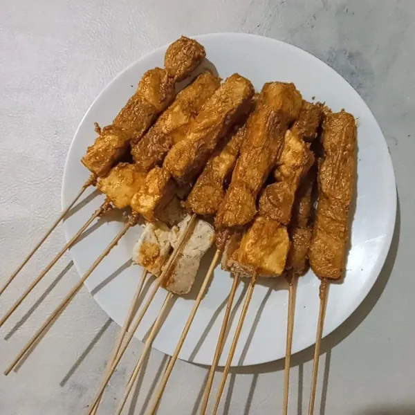 Oleskan pada setiap tusukan tempe sampai habis.