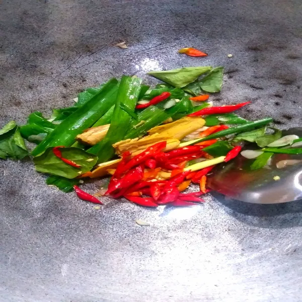 Tambahkan bumbu daun, cabe, aduk rata