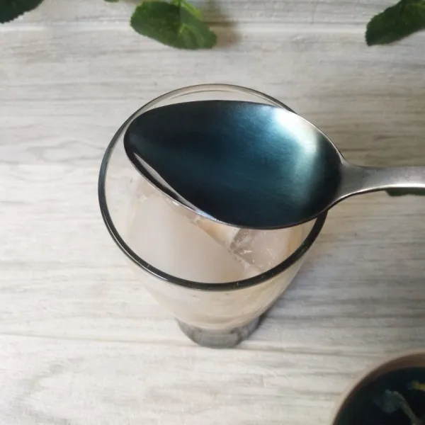 Masukkan lapisan telang, sajikan (aduk dulu sebelum diminum).