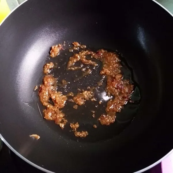 Tumis bumbu halus sampai harum.