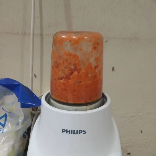 Blender semua bahan bumbu halus.