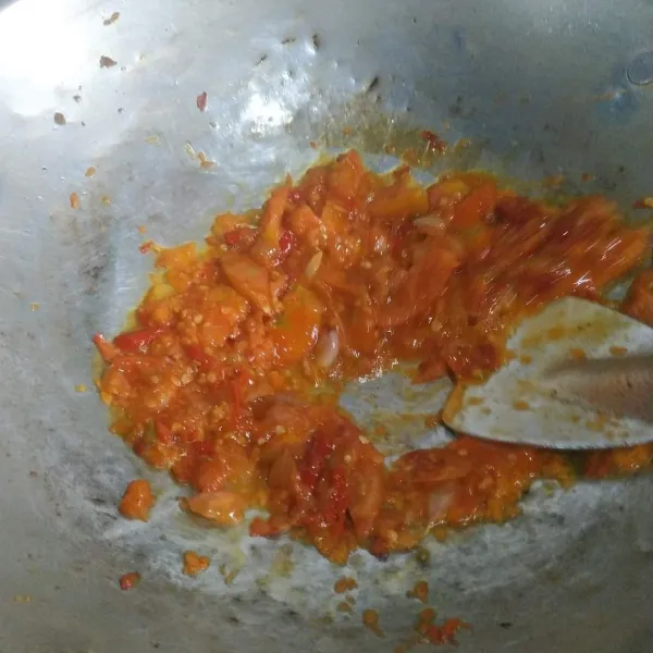 Panaskan minyak, tumis bumbu yang dihaluskan tadi. Dimulai dari bawang merah dan bawah putih. Jika sudah harum masukkan cabe dan tomat.