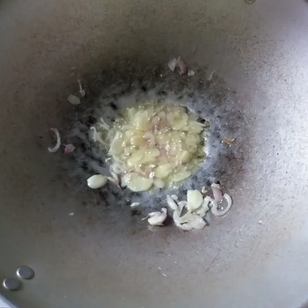 Panaskan minyak tumis bawang hingga harum.