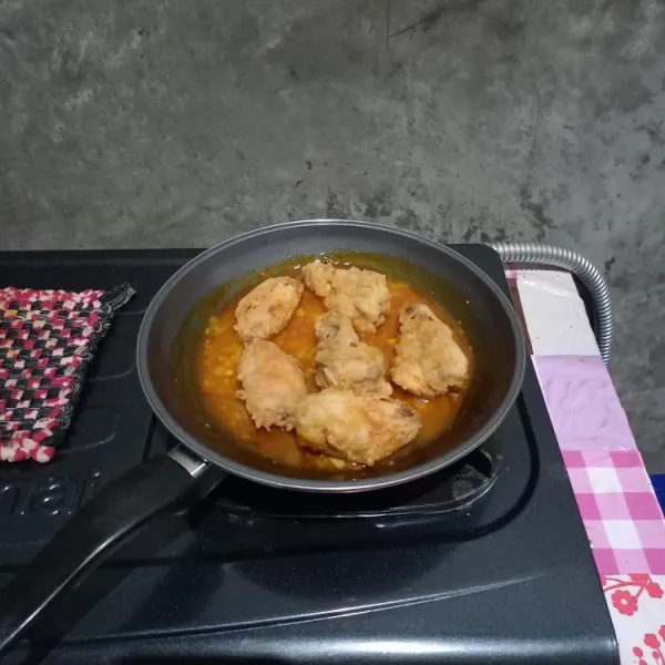 Masukkan sayap ayam goreng. Aduk rata bersama saus hot lava.