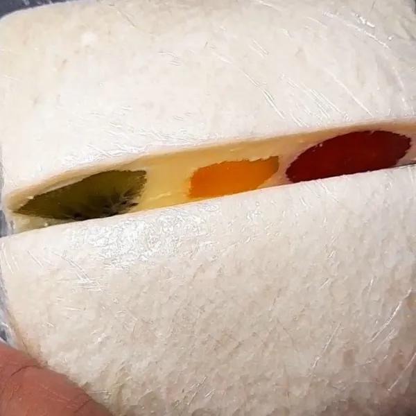 Potong roti menjadi 2 bagian.