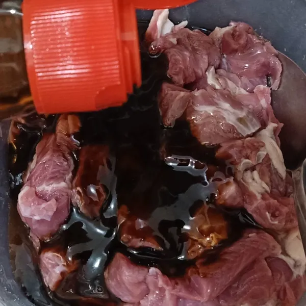 Iris daging melawan serat, jangan terlalu tebal. Siapkan bahan rendaman dan campur jadi satu. Campurkan daging di saus rendaman. Remas-remas sebentar. Diamkan minimal 30 menit.