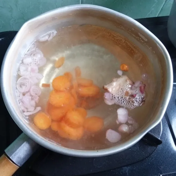 Masukkan wortel, bawang merah dan lengkuas, selanjutnya jagung manis. Bumbui gula, garam dan penyedap rasa.