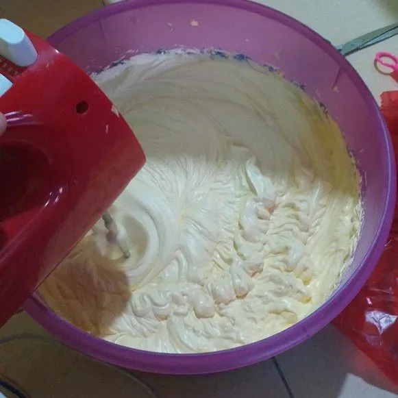 Mixer gula halus dan mentega hingga lembut dan berwarna agak putih.