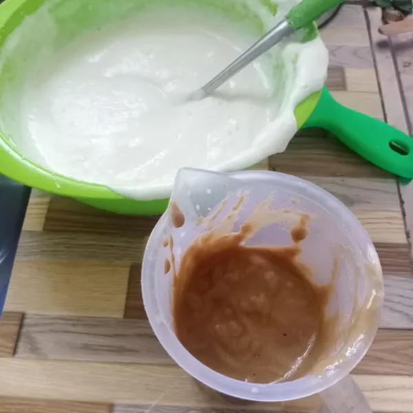 Ambil 1/4 bagian adonan beri pasta pandan. Aduk rata.