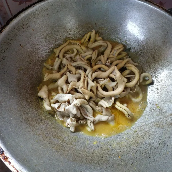 Masukkan usus tambahkan kecap manis aduk rata hingga bumbu meresap. Jangan lupa cek rasa.