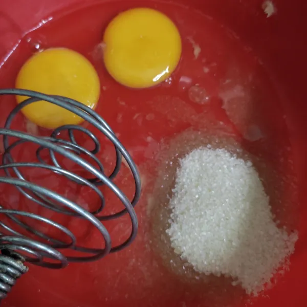 Kocok telur dan gula menggunakan whisk hingga gula larut.